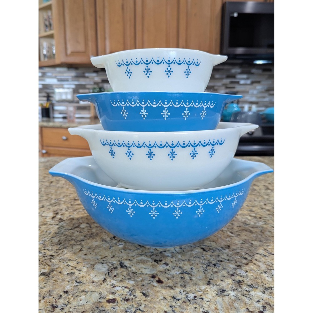 Vintage Pyrex Snowflake Garland Cinderella Mixing Bowl Set